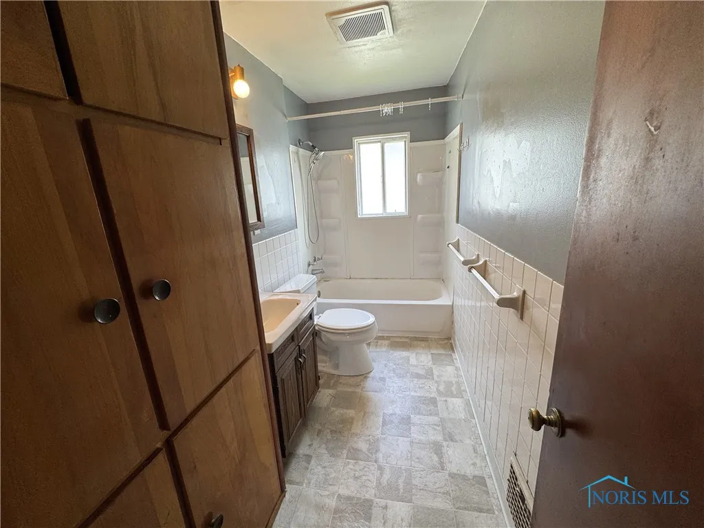 1047 Mambrino Road, Oregon, Ohio 43616, 3 Bedrooms Bedrooms, 6 Rooms Rooms,1 BathroomBathrooms,Residential,For Sale,Mambrino,6131567