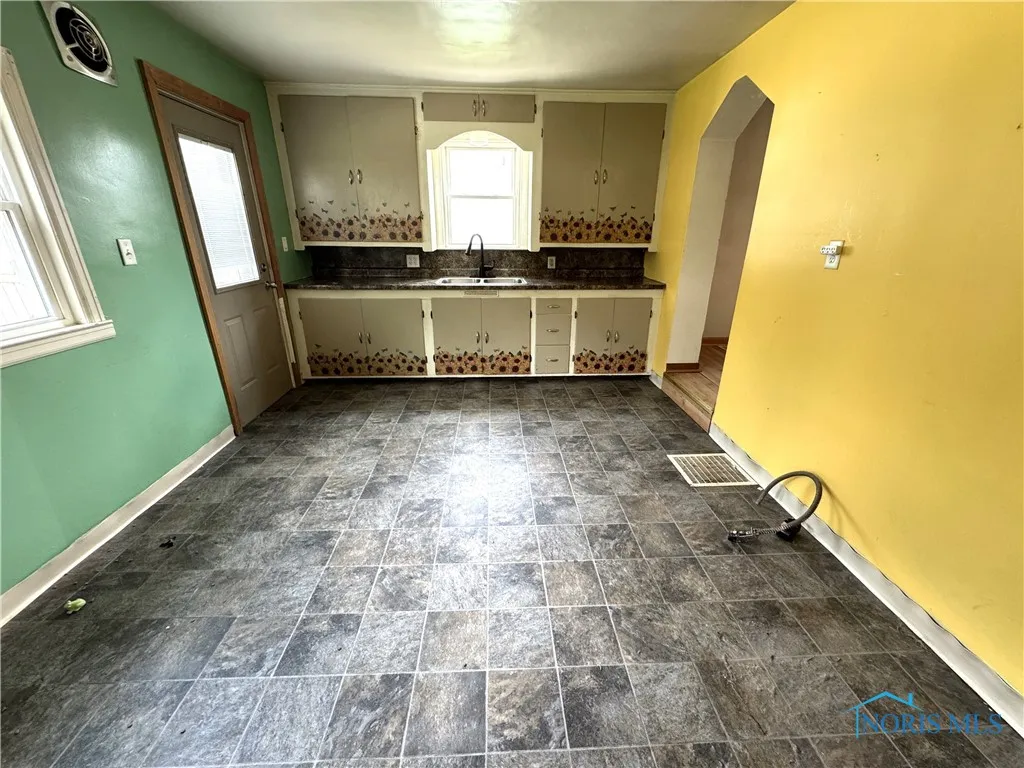 1047 Mambrino Road, Oregon, Ohio 43616, 3 Bedrooms Bedrooms, 6 Rooms Rooms,1 BathroomBathrooms,Residential,For Sale,Mambrino,6131567