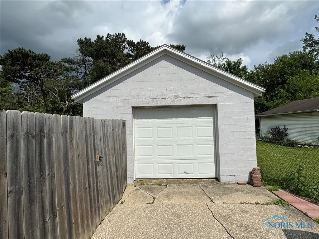 1047 Mambrino Road, Oregon, Ohio 43616, 3 Bedrooms Bedrooms, 6 Rooms Rooms,1 BathroomBathrooms,Residential,For Sale,Mambrino,6131567