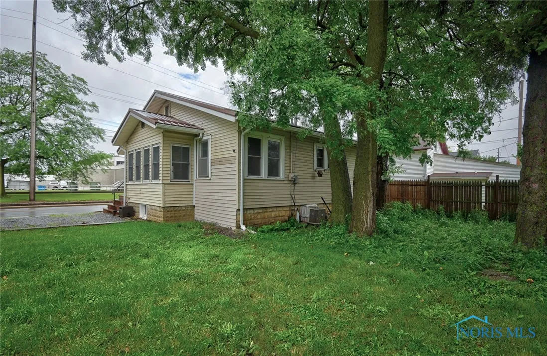 525 Western Avenue, Findlay, Ohio 45840, 2 Bedrooms Bedrooms, ,1 BathroomBathrooms,Residential,For Sale,Western,6131618