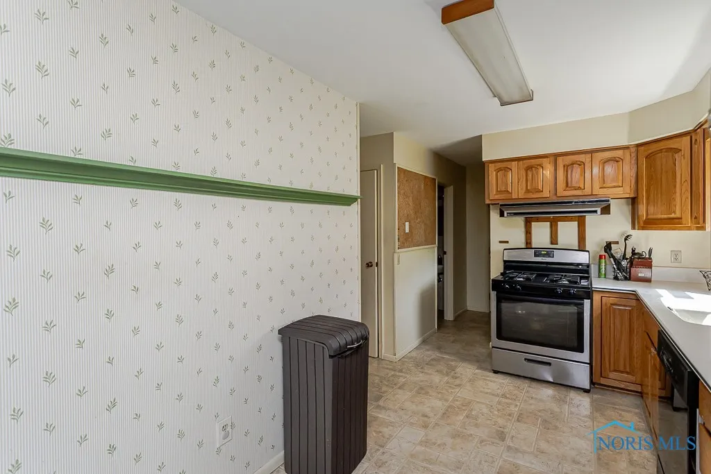 1220 Birch Avenue, Maumee, Ohio 43537, 4 Bedrooms Bedrooms, 9 Rooms Rooms,2 BathroomsBathrooms,Residential,For Sale,Birch,6131494