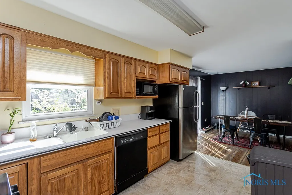 1220 Birch Avenue, Maumee, Ohio 43537, 4 Bedrooms Bedrooms, 9 Rooms Rooms,2 BathroomsBathrooms,Residential,For Sale,Birch,6131494