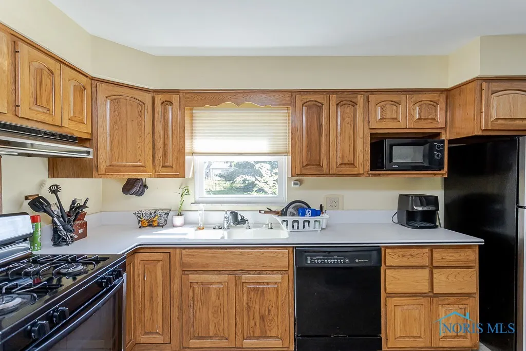 1220 Birch Avenue, Maumee, Ohio 43537, 4 Bedrooms Bedrooms, 9 Rooms Rooms,2 BathroomsBathrooms,Residential,For Sale,Birch,6131494
