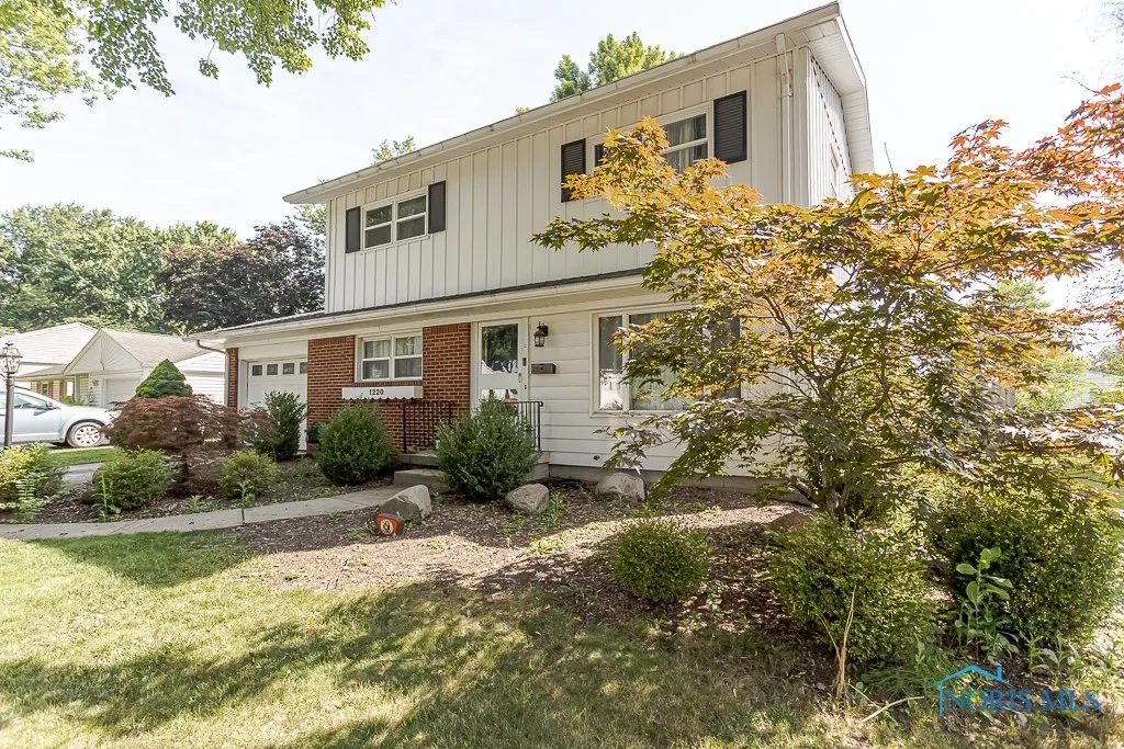 1220 Birch Avenue, Maumee, Ohio 43537, 4 Bedrooms Bedrooms, 9 Rooms Rooms,2 BathroomsBathrooms,Residential,For Sale,Birch,6131494