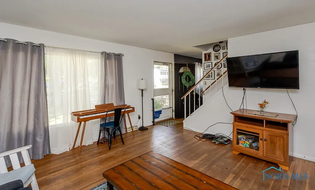 1220 Birch Avenue, Maumee, Ohio 43537, 4 Bedrooms Bedrooms, 9 Rooms Rooms,2 BathroomsBathrooms,Residential,For Sale,Birch,6131494