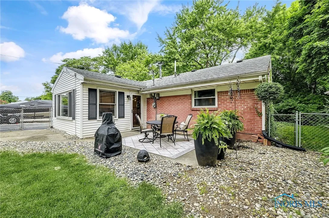 550 W 2nd Street, Perrysburg, Ohio 43551, 3 Bedrooms Bedrooms, 7 Rooms Rooms,2 BathroomsBathrooms,Residential,For Sale,2nd,6131529