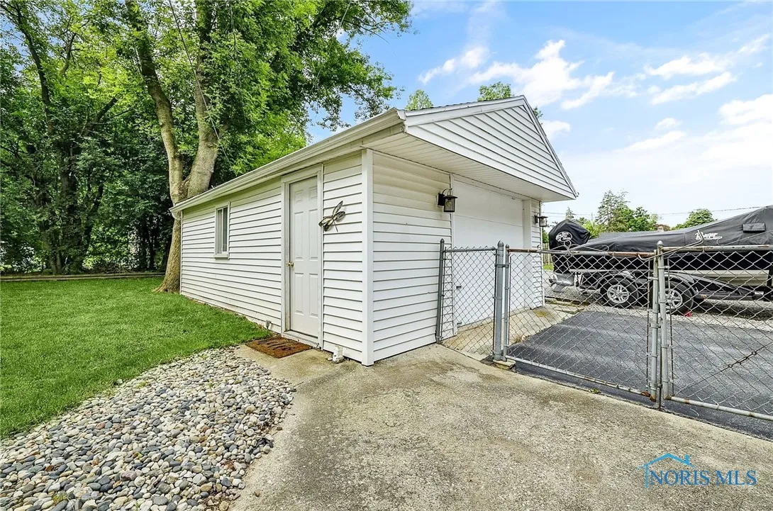 550 W 2nd Street, Perrysburg, Ohio 43551, 3 Bedrooms Bedrooms, 7 Rooms Rooms,2 BathroomsBathrooms,Residential,For Sale,2nd,6131529