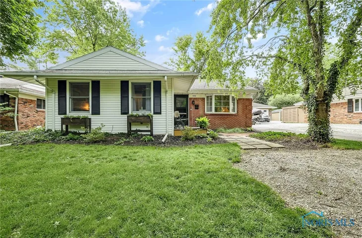 550 W 2nd Street, Perrysburg, Ohio 43551, 3 Bedrooms Bedrooms, 7 Rooms Rooms,2 BathroomsBathrooms,Residential,For Sale,2nd,6131529