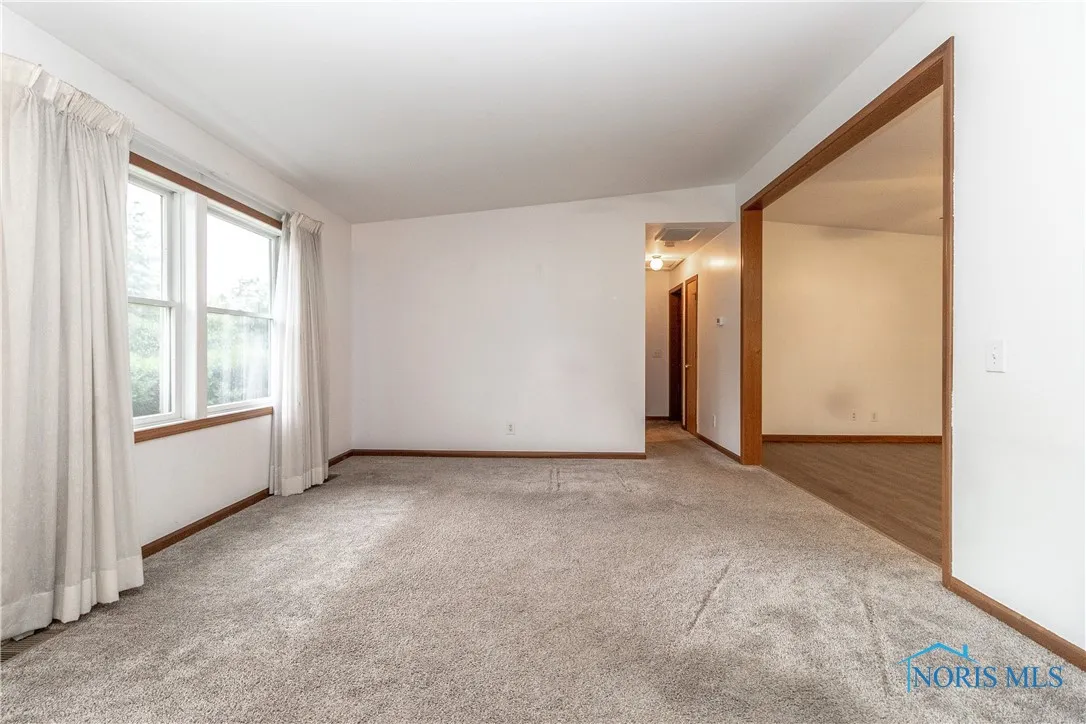 9359 Sylvania Avenue, Sylvania, Ohio 43560, 3 Bedrooms Bedrooms, 8 Rooms Rooms,2 BathroomsBathrooms,Residential,For Sale,Sylvania,6131553