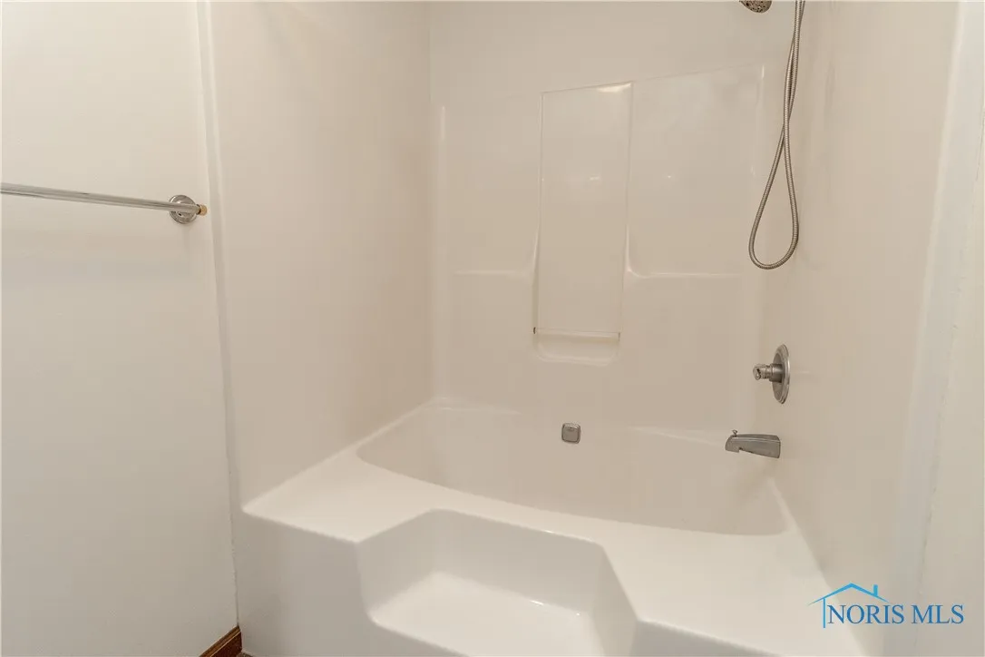 9359 Sylvania Avenue, Sylvania, Ohio 43560, 3 Bedrooms Bedrooms, 8 Rooms Rooms,2 BathroomsBathrooms,Residential,For Sale,Sylvania,6131553