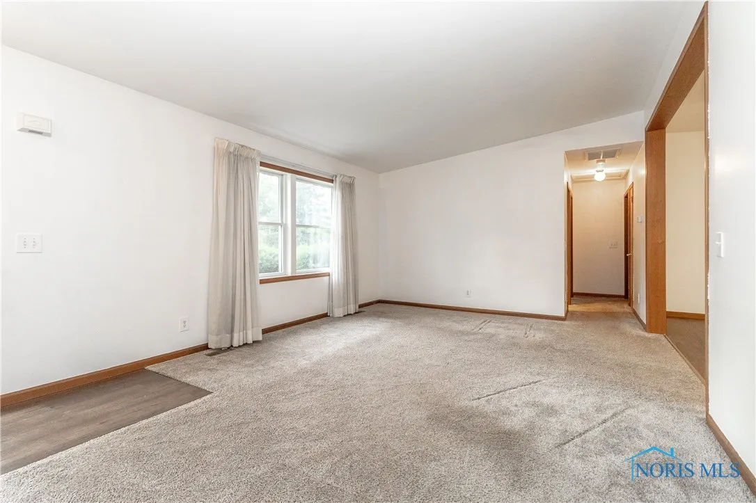 9359 Sylvania Avenue, Sylvania, Ohio 43560, 3 Bedrooms Bedrooms, 8 Rooms Rooms,2 BathroomsBathrooms,Residential,For Sale,Sylvania,6131553