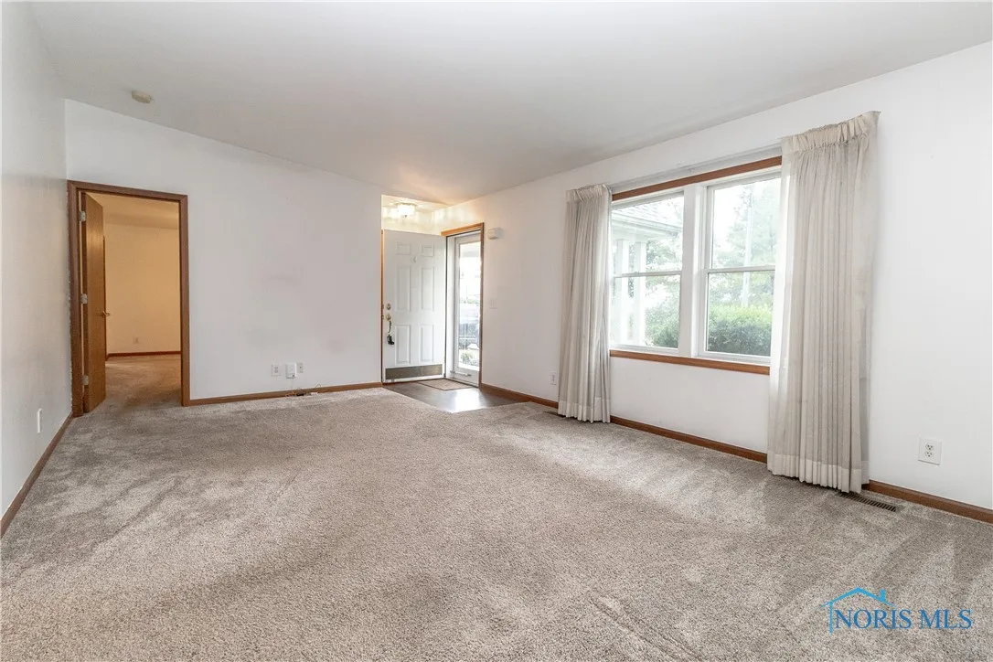 9359 Sylvania Avenue, Sylvania, Ohio 43560, 3 Bedrooms Bedrooms, 8 Rooms Rooms,2 BathroomsBathrooms,Residential,For Sale,Sylvania,6131553