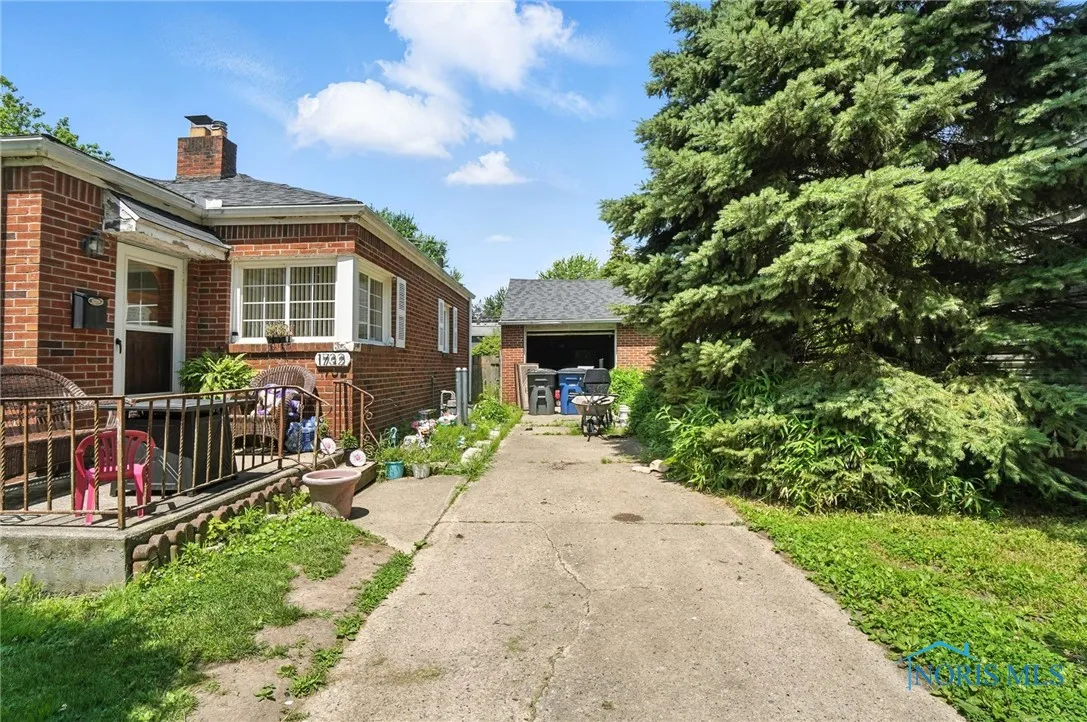 1732 Gilbert Road, Toledo, Ohio 43614, 2 Bedrooms Bedrooms, 6 Rooms Rooms,1 BathroomBathrooms,Residential,For Sale,Gilbert,6131564