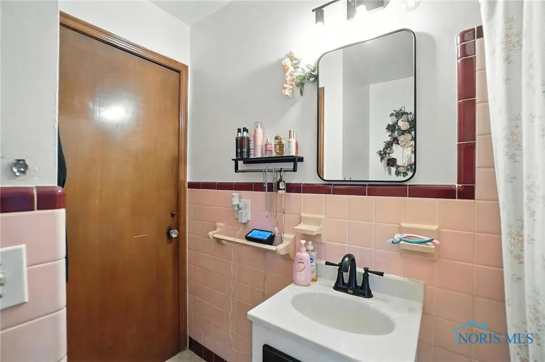 1732 Gilbert Road, Toledo, Ohio 43614, 2 Bedrooms Bedrooms, 6 Rooms Rooms,1 BathroomBathrooms,Residential,For Sale,Gilbert,6131564