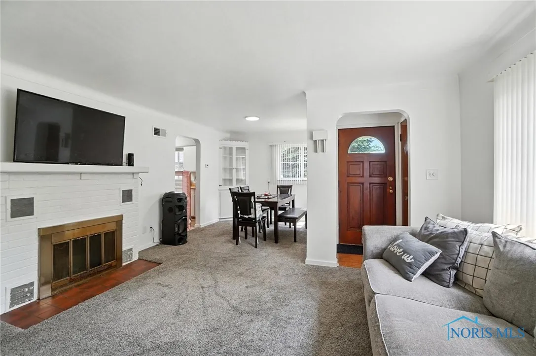 1732 Gilbert Road, Toledo, Ohio 43614, 2 Bedrooms Bedrooms, 6 Rooms Rooms,1 BathroomBathrooms,Residential,For Sale,Gilbert,6131564