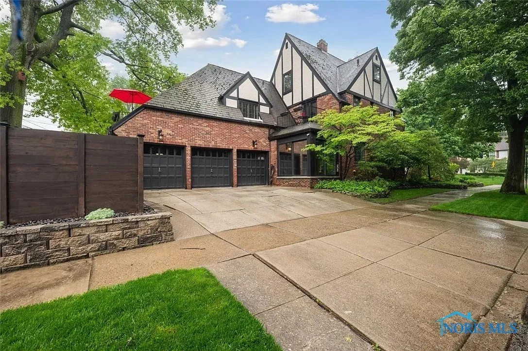 2256 Barrington Drive, Toledo, Ohio 43606, 4 Bedrooms Bedrooms, 12 Rooms Rooms,4 BathroomsBathrooms,Residential Lease,For Rent,Barrington,6131962