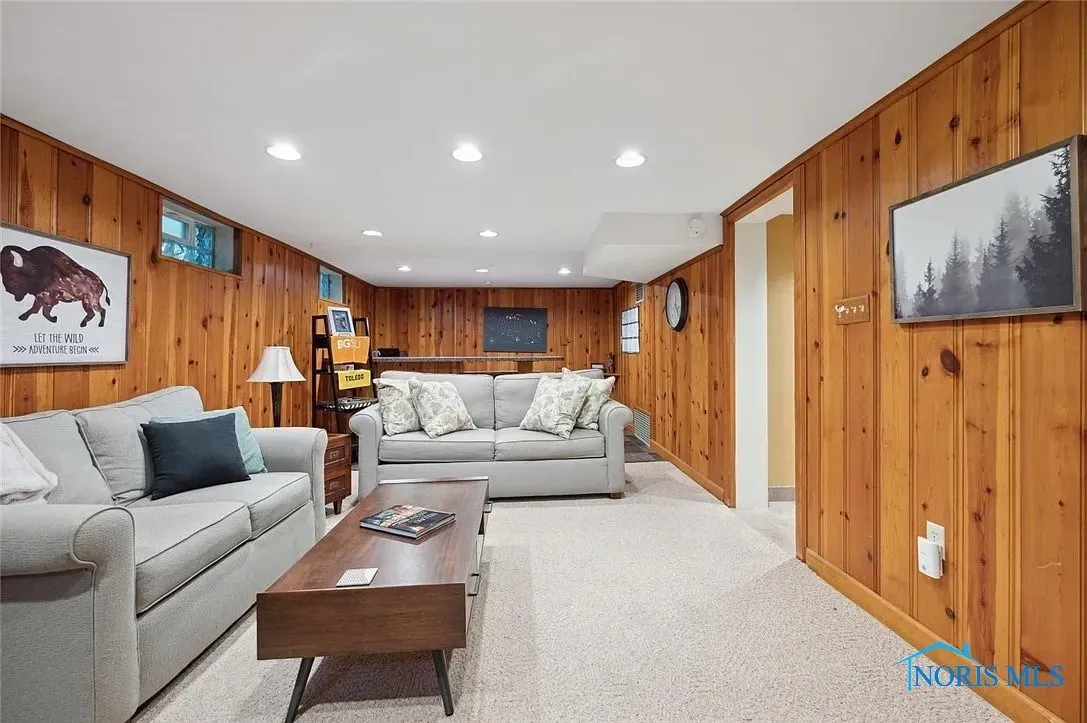 2256 Barrington Drive, Toledo, Ohio 43606, 4 Bedrooms Bedrooms, 12 Rooms Rooms,4 BathroomsBathrooms,Residential Lease,For Rent,Barrington,6131962
