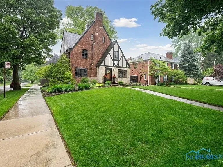2256 Barrington Drive, Toledo, Ohio 43606, 4 Bedrooms Bedrooms, 12 Rooms Rooms,4 BathroomsBathrooms,Residential Lease,For Rent,Barrington,6131962