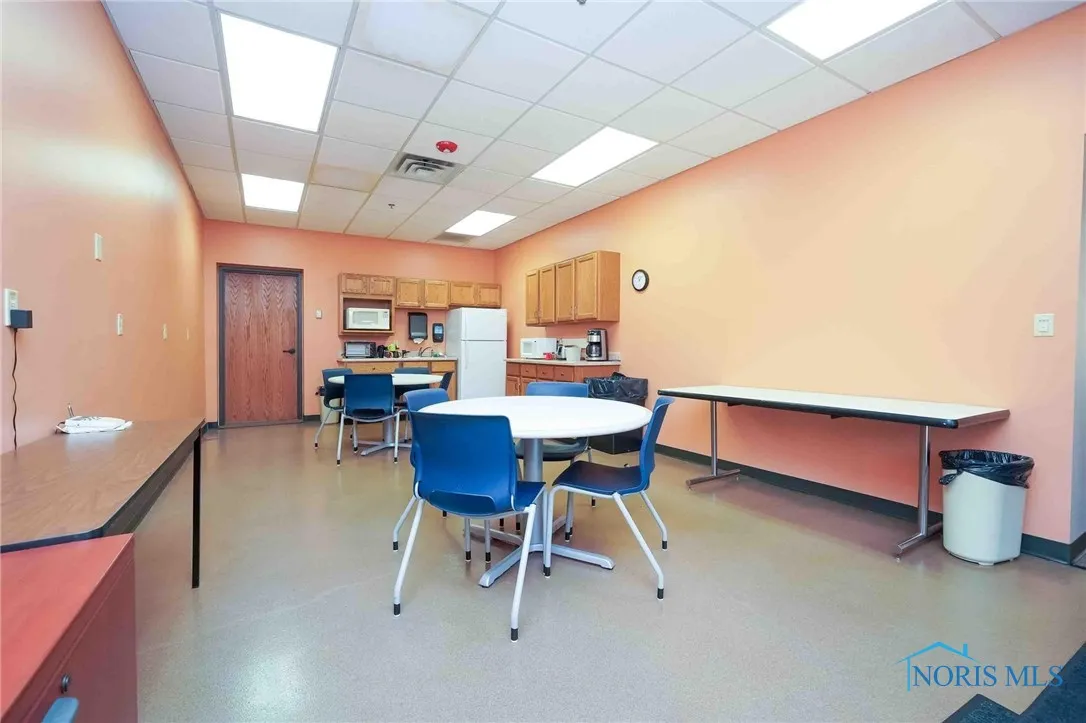 1100 E Main Cross Street, Findlay, Ohio 45840, ,Commercial Lease,For Rent,Main Cross,6132059
