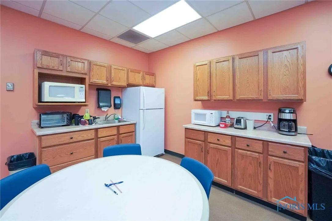 1100 E Main Cross Street, Findlay, Ohio 45840, ,Commercial Lease,For Rent,Main Cross,6132059