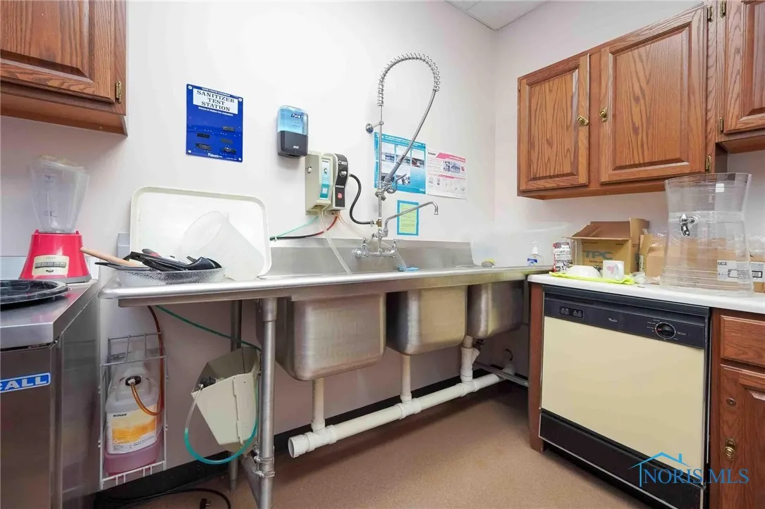 1100 E Main Cross Street, Findlay, Ohio 45840, ,Commercial Lease,For Rent,Main Cross,6132059