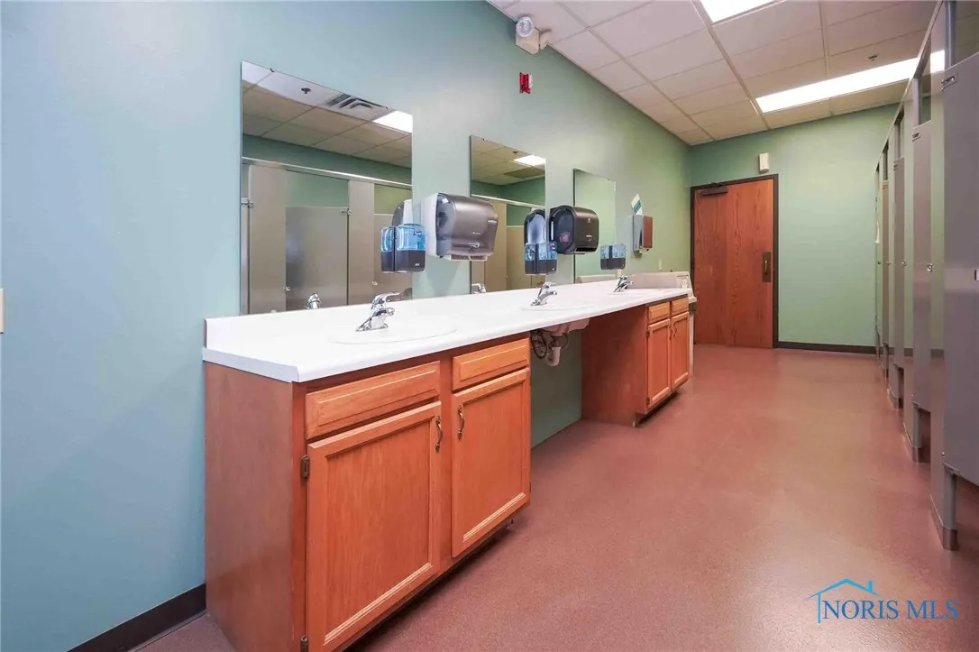 1100 E Main Cross Street, Findlay, Ohio 45840, ,Commercial Lease,For Rent,Main Cross,6132059