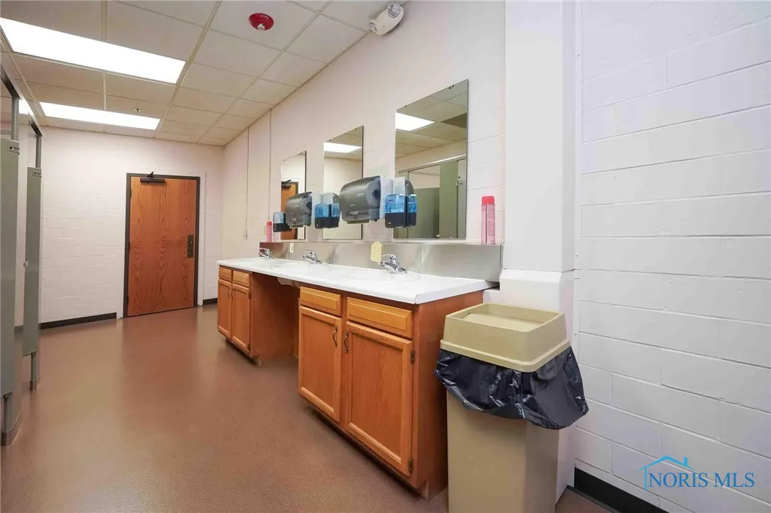 1100 E Main Cross Street, Findlay, Ohio 45840, ,Commercial Lease,For Rent,Main Cross,6132059