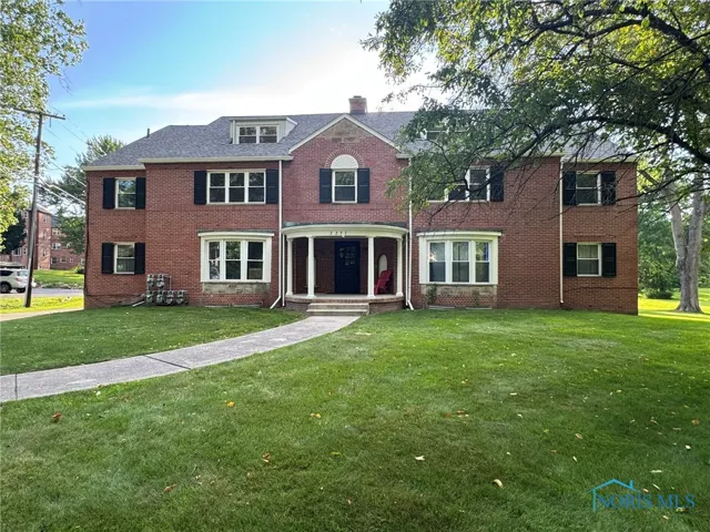 2237 Evergreen Road 3, Ottawa Hills, Ohio 43606, 2 Bedrooms Bedrooms, 7 Rooms Rooms,2 BathroomsBathrooms,Residential Lease,For Rent,Evergreen,6132048