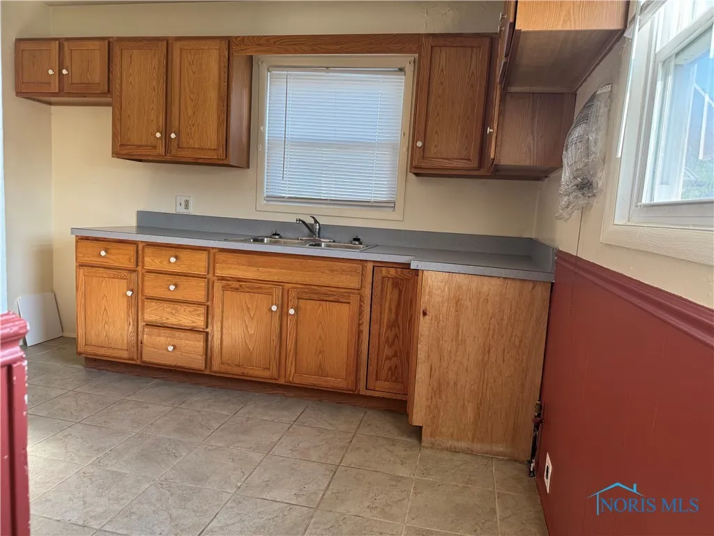 1408 Lebanon Street, Toledo, Ohio 43605, 3 Bedrooms Bedrooms, 5 Rooms Rooms,1 BathroomBathrooms,Residential Lease,For Rent,Lebanon,6132202