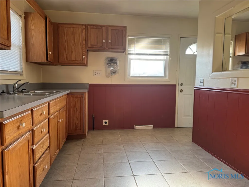 1408 Lebanon Street, Toledo, Ohio 43605, 3 Bedrooms Bedrooms, 5 Rooms Rooms,1 BathroomBathrooms,Residential Lease,For Rent,Lebanon,6132202