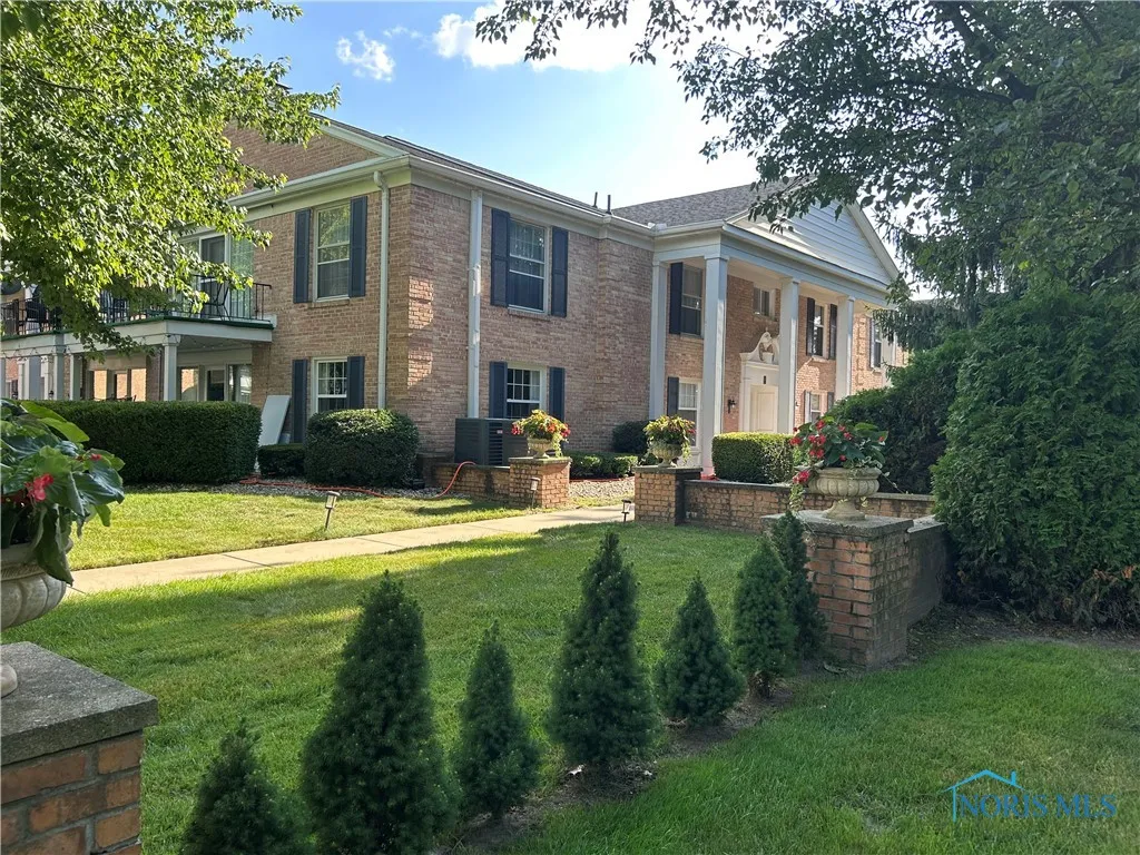 4243 W Bancroft Street 202w, Ottawa Hills, Ohio 43615, 2 Bedrooms Bedrooms, 5 Rooms Rooms,1 BathroomBathrooms,Residential,For Sale,Bancroft,6132402