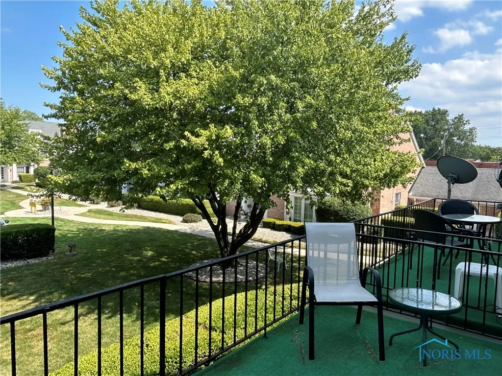 4243 W Bancroft Street 202w, Ottawa Hills, Ohio 43615, 2 Bedrooms Bedrooms, 5 Rooms Rooms,1 BathroomBathrooms,Residential,For Sale,Bancroft,6132402