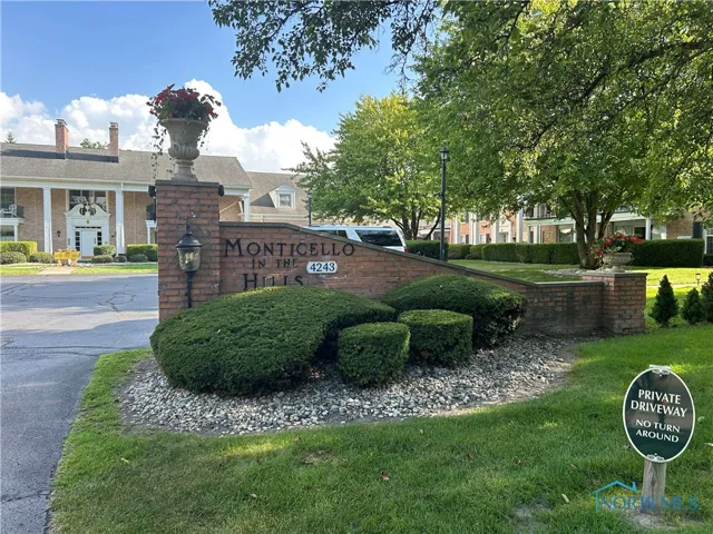 4243 W Bancroft Street 202w, Ottawa Hills, Ohio 43615, 2 Bedrooms Bedrooms, 5 Rooms Rooms,1 BathroomBathrooms,Residential,For Sale,Bancroft,6132402