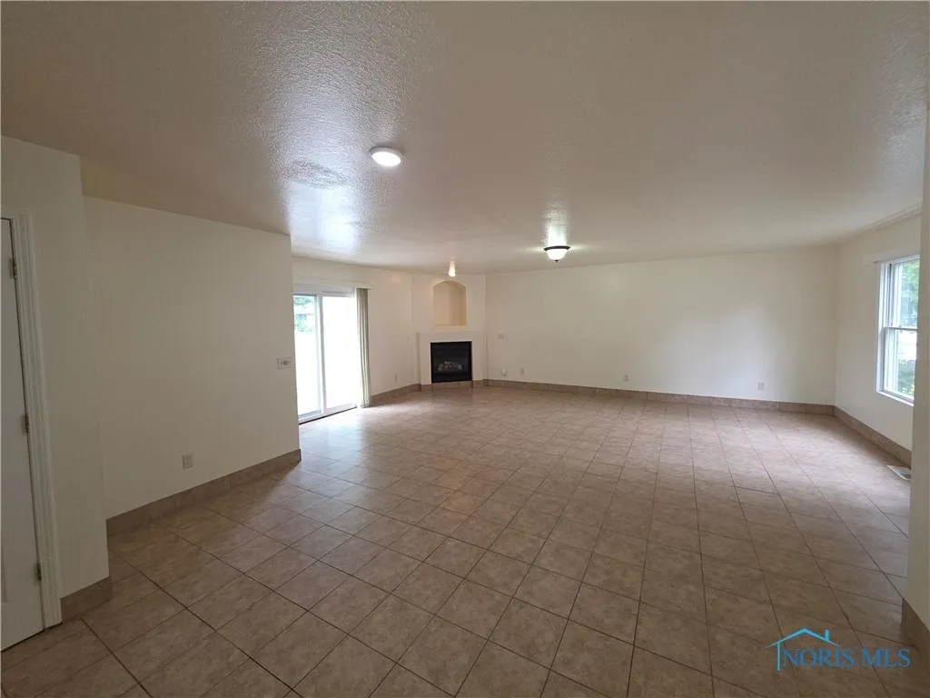 5160 Allen Street, Sylvania, Ohio 43560, 4 Bedrooms Bedrooms, 7 Rooms Rooms,3 BathroomsBathrooms,Residential Lease,For Rent,Allen,6132471