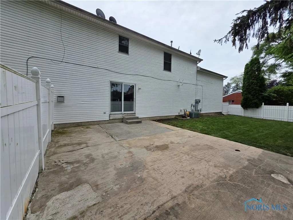 5160 Allen Street, Sylvania, Ohio 43560, 4 Bedrooms Bedrooms, 7 Rooms Rooms,3 BathroomsBathrooms,Residential Lease,For Rent,Allen,6132471