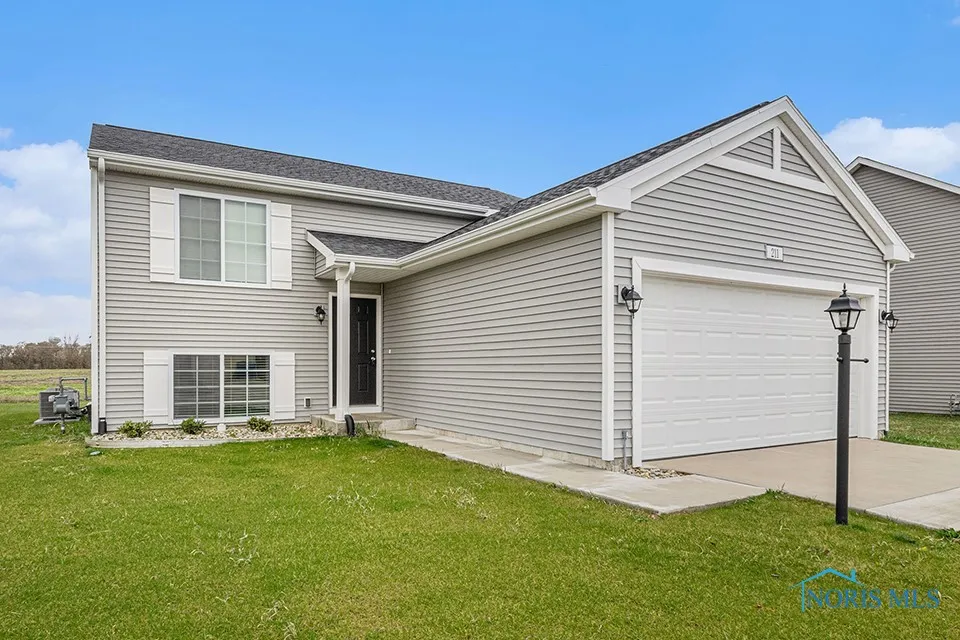 148 Meadowgate Drive, Walbridge, Ohio 43465, 4 Bedrooms Bedrooms, 9 Rooms Rooms,2 BathroomsBathrooms,Residential,For Sale,Meadowgate,6132478