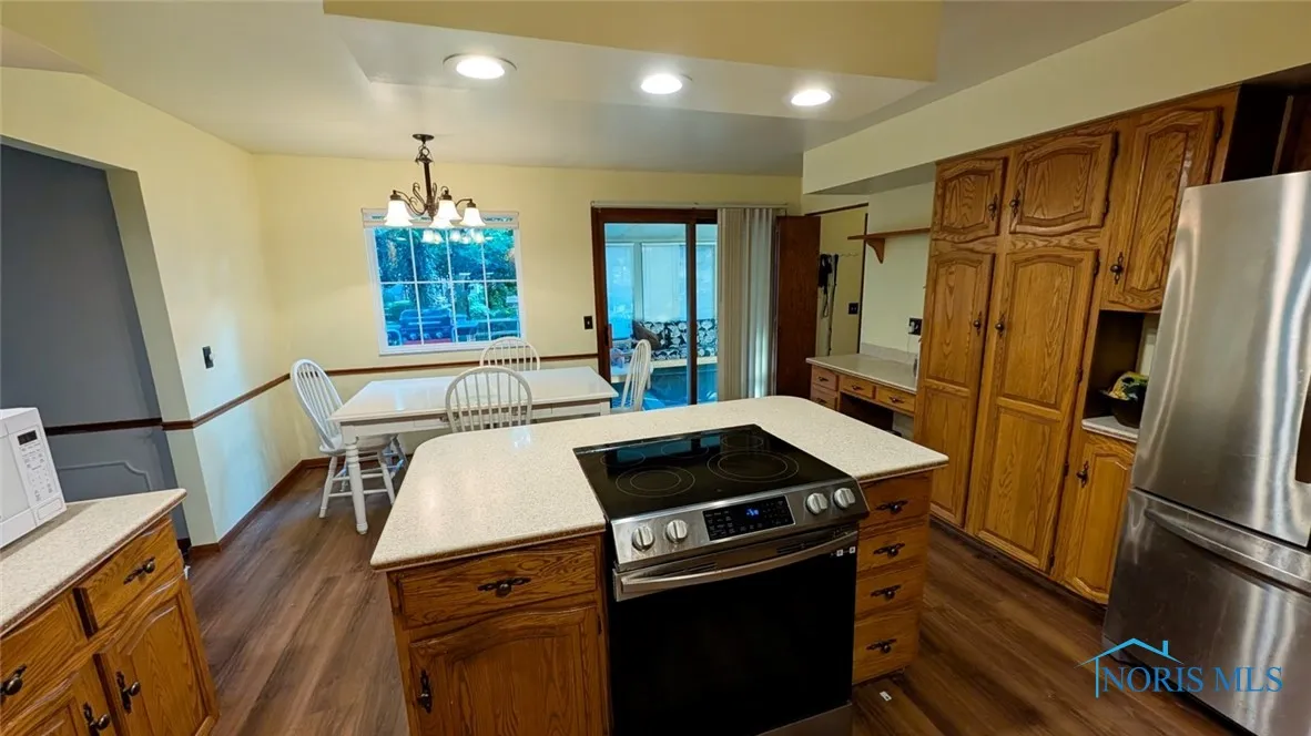 2359 Cheshire Woods Road, Toledo, Ohio 43617, 4 Bedrooms Bedrooms, 11 Rooms Rooms,4 BathroomsBathrooms,Residential,For Sale,Cheshire Woods,6132606