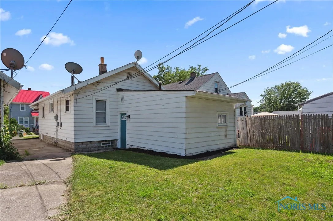 1952 Fairfax Road, Toledo, Ohio 43613, 2 Bedrooms Bedrooms, 5 Rooms Rooms,1 BathroomBathrooms,Residential Lease,For Rent,Fairfax,6132633