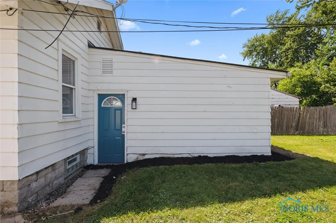 1952 Fairfax Road, Toledo, Ohio 43613, 2 Bedrooms Bedrooms, 5 Rooms Rooms,1 BathroomBathrooms,Residential Lease,For Rent,Fairfax,6132633
