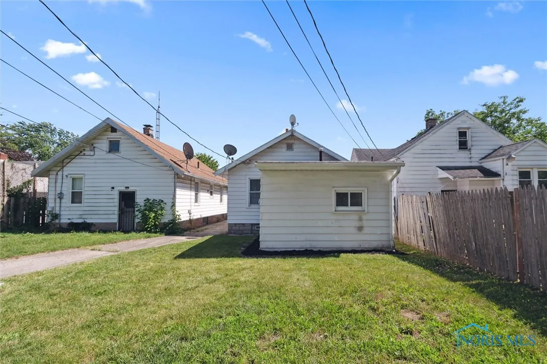 1952 Fairfax Road, Toledo, Ohio 43613, 2 Bedrooms Bedrooms, 5 Rooms Rooms,1 BathroomBathrooms,Residential Lease,For Rent,Fairfax,6132633