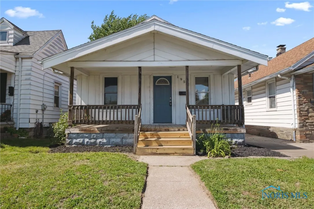 1952 Fairfax Road, Toledo, Ohio 43613, 2 Bedrooms Bedrooms, 5 Rooms Rooms,1 BathroomBathrooms,Residential Lease,For Rent,Fairfax,6132633