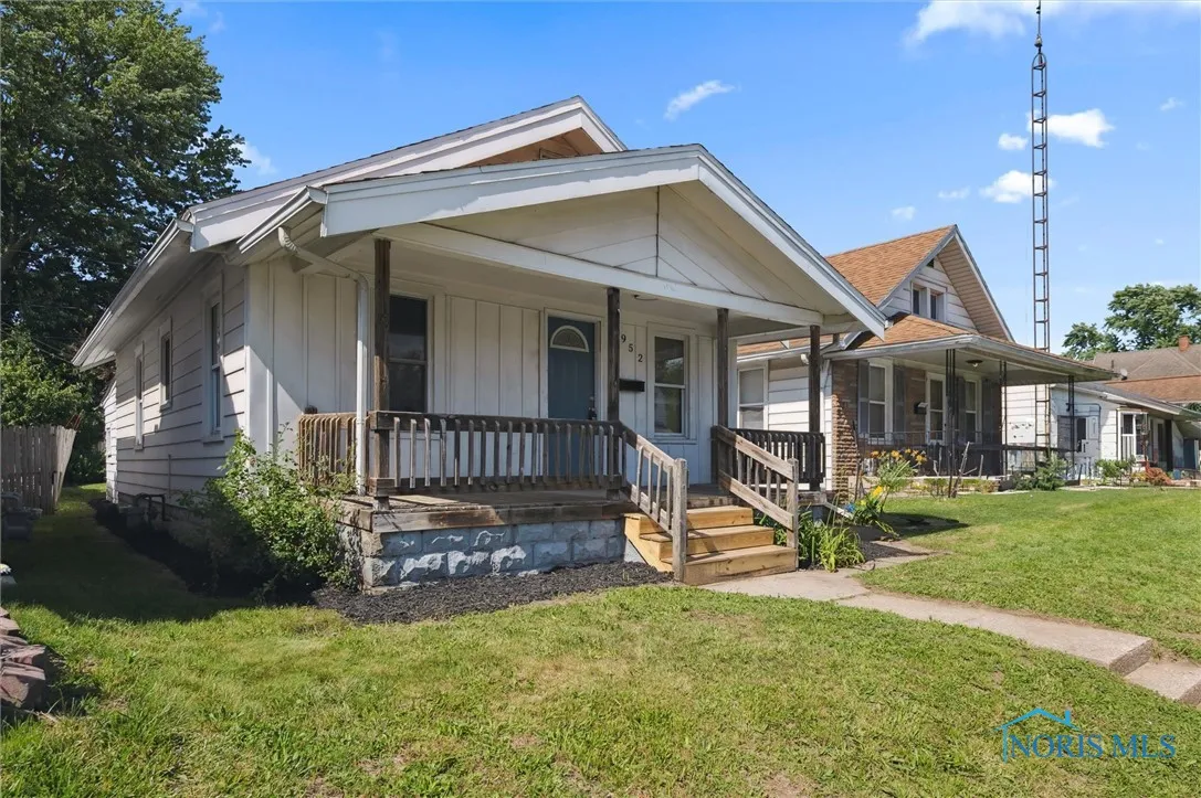 1952 Fairfax Road, Toledo, Ohio 43613, 2 Bedrooms Bedrooms, 5 Rooms Rooms,1 BathroomBathrooms,Residential Lease,For Rent,Fairfax,6132633