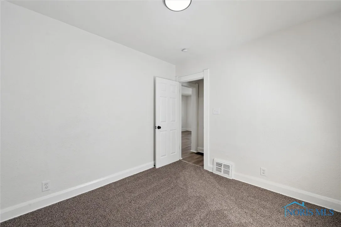 1952 Fairfax Road, Toledo, Ohio 43613, 2 Bedrooms Bedrooms, 5 Rooms Rooms,1 BathroomBathrooms,Residential Lease,For Rent,Fairfax,6132633