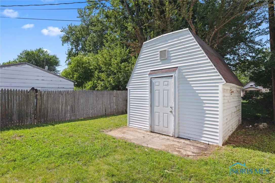 1952 Fairfax Road, Toledo, Ohio 43613, 2 Bedrooms Bedrooms, 5 Rooms Rooms,1 BathroomBathrooms,Residential Lease,For Rent,Fairfax,6132633