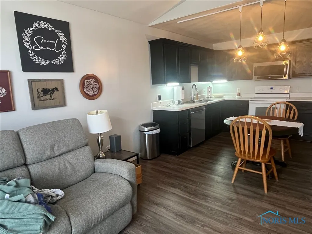 612 Briarheath Drive, Defiance, Ohio 43512, 2 Bedrooms Bedrooms, 5 Rooms Rooms,1 BathroomBathrooms,Residential,For Sale,Briarheath,6132730