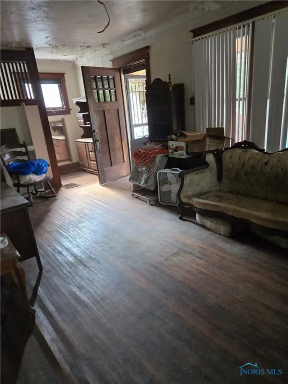 1441 Maumee Street, Holland, Ohio 43528, 4 Bedrooms Bedrooms, 8 Rooms Rooms,1 BathroomBathrooms,Residential,For Sale,Maumee,6132718