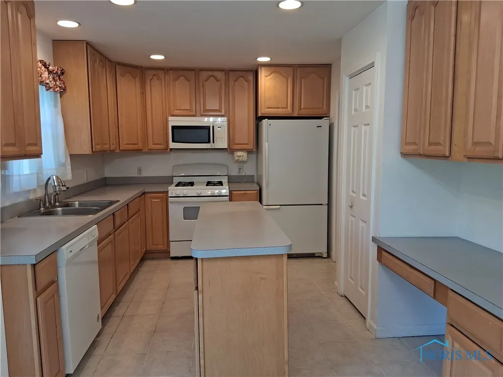 620 Locust Street, Perrysburg, Ohio 43551, 4 Bedrooms Bedrooms, 9 Rooms Rooms,3 BathroomsBathrooms,Residential Lease,For Rent,Locust,6132770