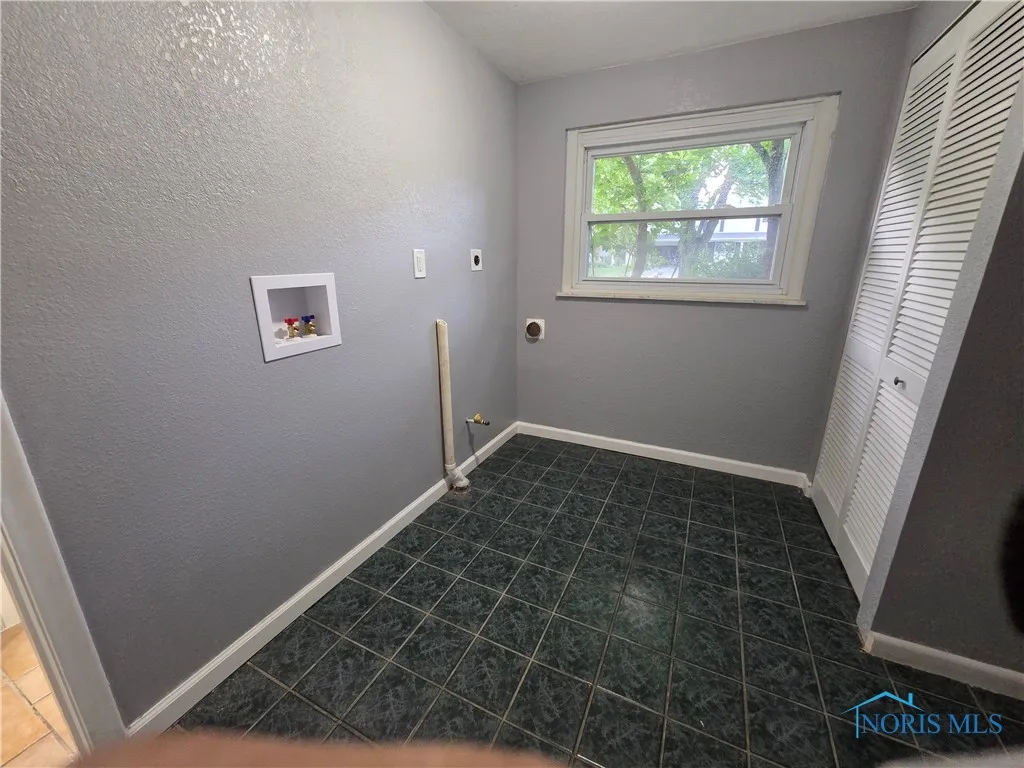 3651 Treelawn Drive, Toledo, Ohio 43614, 3 Bedrooms Bedrooms, 10 Rooms Rooms,2 BathroomsBathrooms,Residential,For Sale,Treelawn,6132697