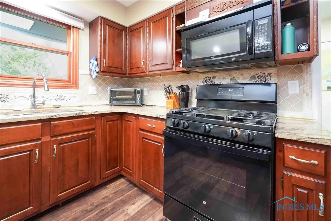28741 White Road, Perrysburg, Ohio 43551, 5 Bedrooms Bedrooms, 10 Rooms Rooms,3 BathroomsBathrooms,Residential,For Sale,White,6132990