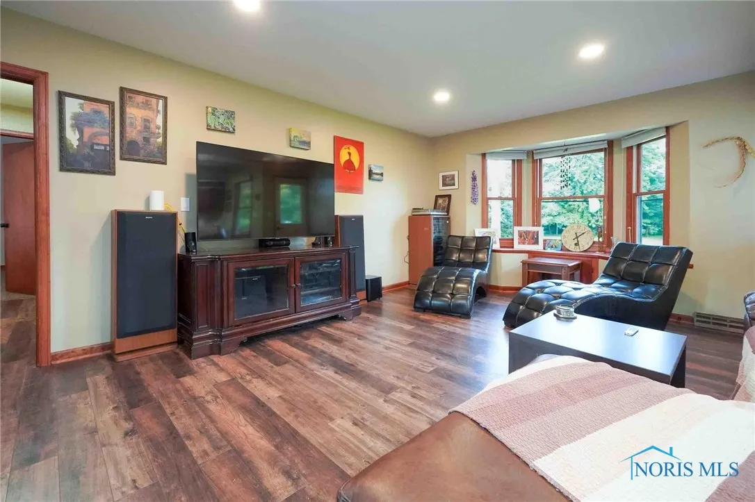 28741 White Road, Perrysburg, Ohio 43551, 5 Bedrooms Bedrooms, 10 Rooms Rooms,3 BathroomsBathrooms,Residential,For Sale,White,6132990